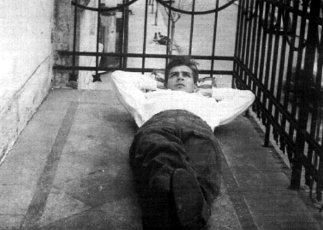 Ernesto Guevara som medicinsk student. Her slapper han af p familiens balkon i Buenos Aires 1948