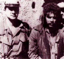 9. oktober 1967. Che f timer fr sin henrettelse. Ved siden af ham str den cubanske CIA agent Felix Rodriguez