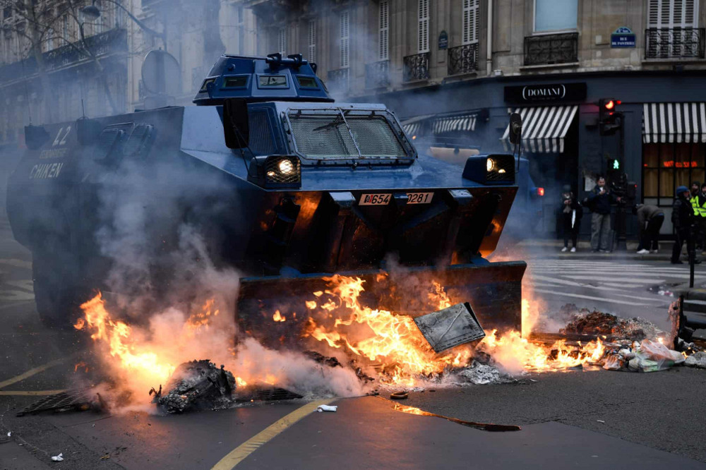Paris 2018. Pansrede mandskabsvogne mod politi
